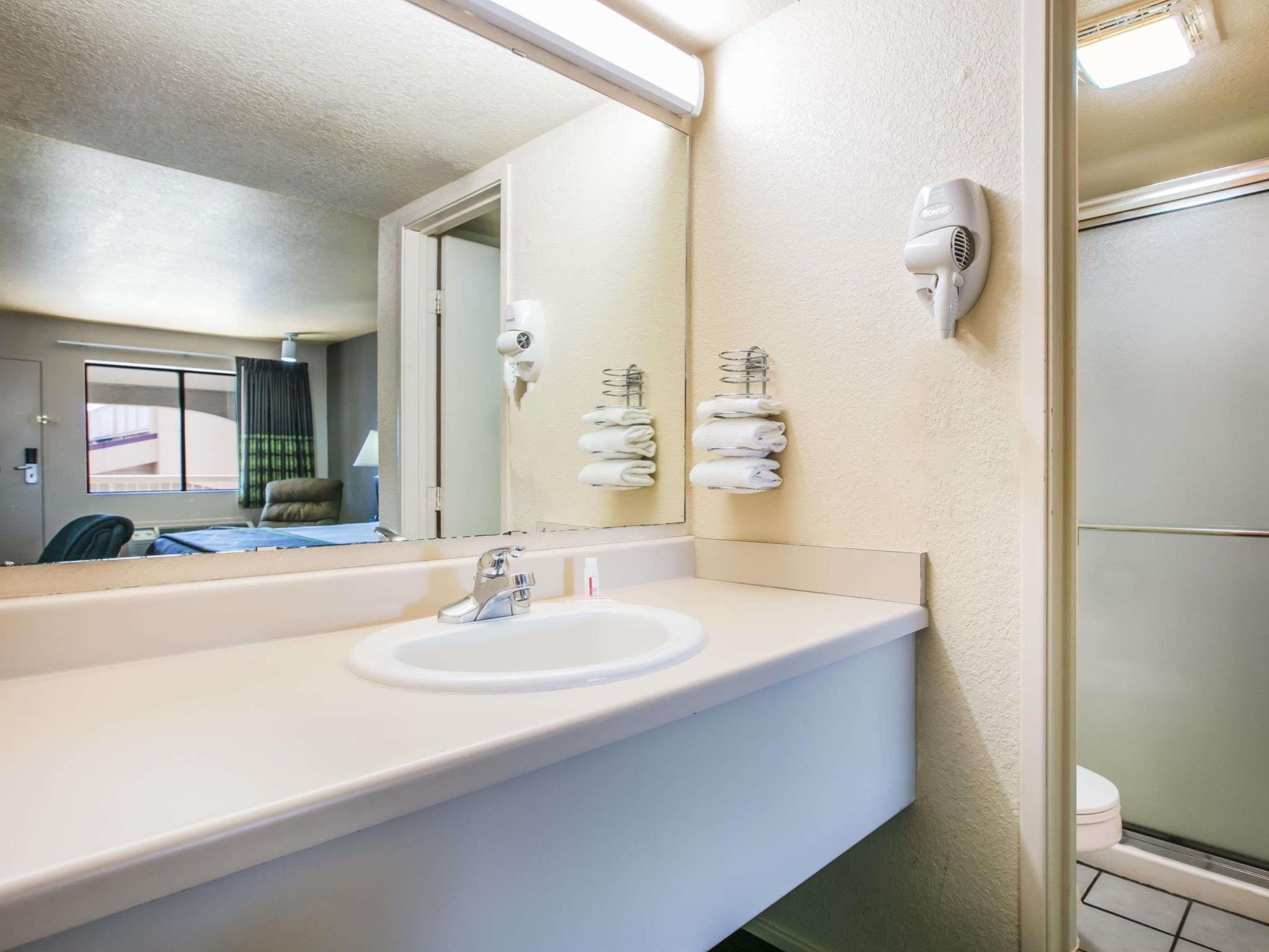 Super 8 By Wyndham Oklahoma Airport Fairgrounds West Motel Exterior photo
