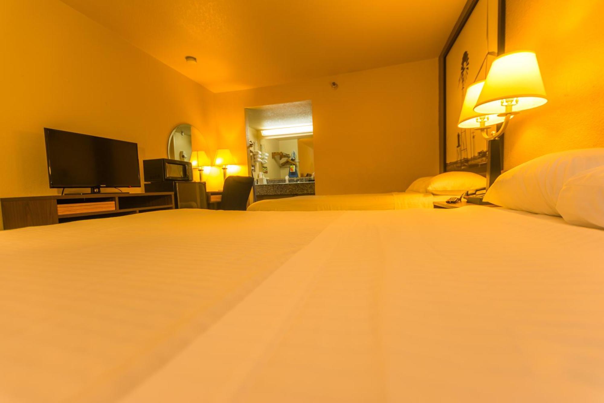 Super 8 By Wyndham Oklahoma Airport Fairgrounds West Motel Room photo