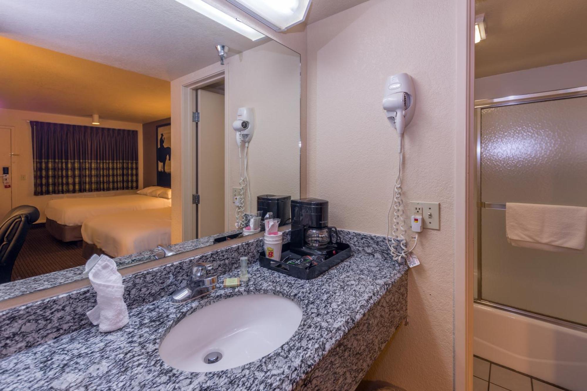 Super 8 By Wyndham Oklahoma Airport Fairgrounds West Motel Room photo